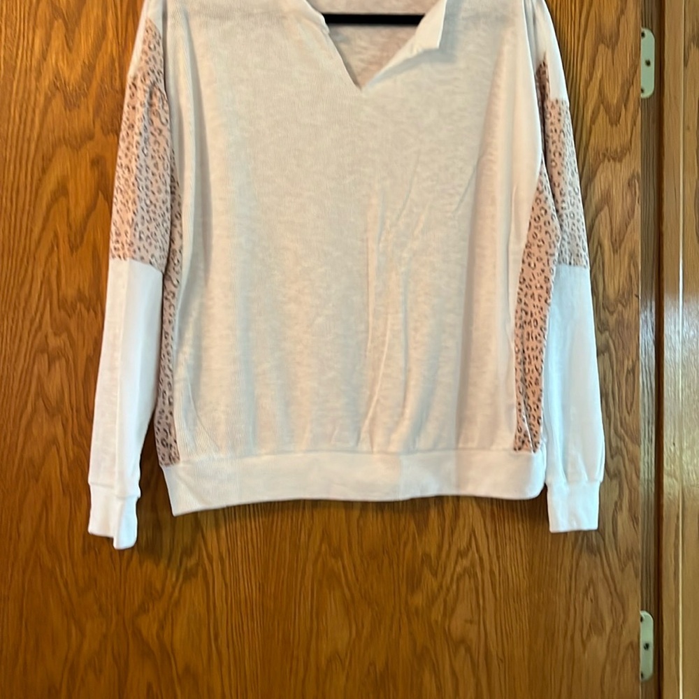 Women's White and Tan Leopard Print Top